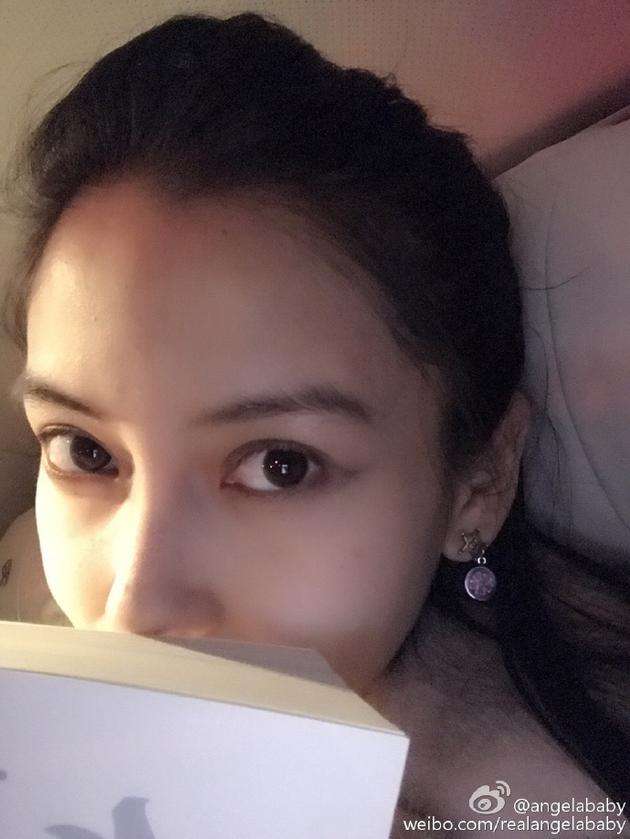 女星们的躺姿照：刘亦菲依然仙王珞丹自黑，周冬雨超放飞自我