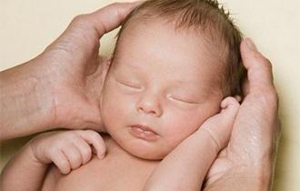 出生新生儿眼睛,新生儿右眼出血是什么原因引起