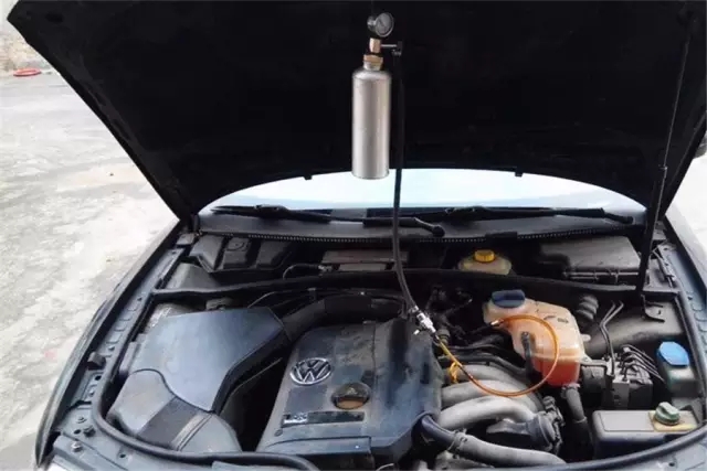 发动机表面有黑色脏东西,发动机有黑色油污怎么处理