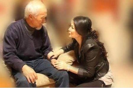 故事：女儿天天牵狗逛街，瘫痪老爹锁在屋内臭不可闻