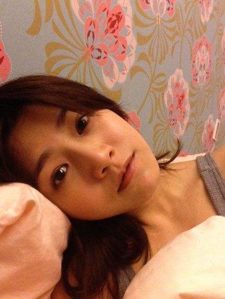 女星们的躺姿照：刘亦菲依然仙王珞丹自黑，周冬雨超放飞自我