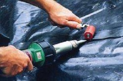 用水泥粘的防水卷材适合做屋顶吗,屋顶做防水老化旧卷材要不要揭掉