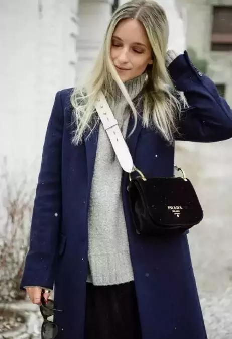 双肩包与斜背包哪种最实用,包治百病时尚百搭软包轻便不累肩