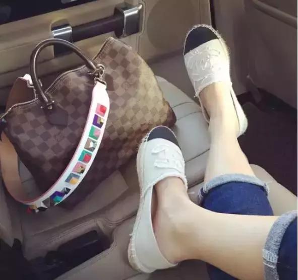 双肩包与斜背包哪种最实用,包治百病时尚百搭软包轻便不累肩