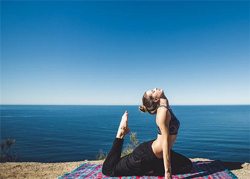 中老年人练瑜伽,老年人练瑜伽能消除哪些疾病