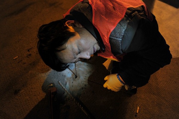 午夜听漏人上门，旧屋墙壁里渗出血来，险象环生