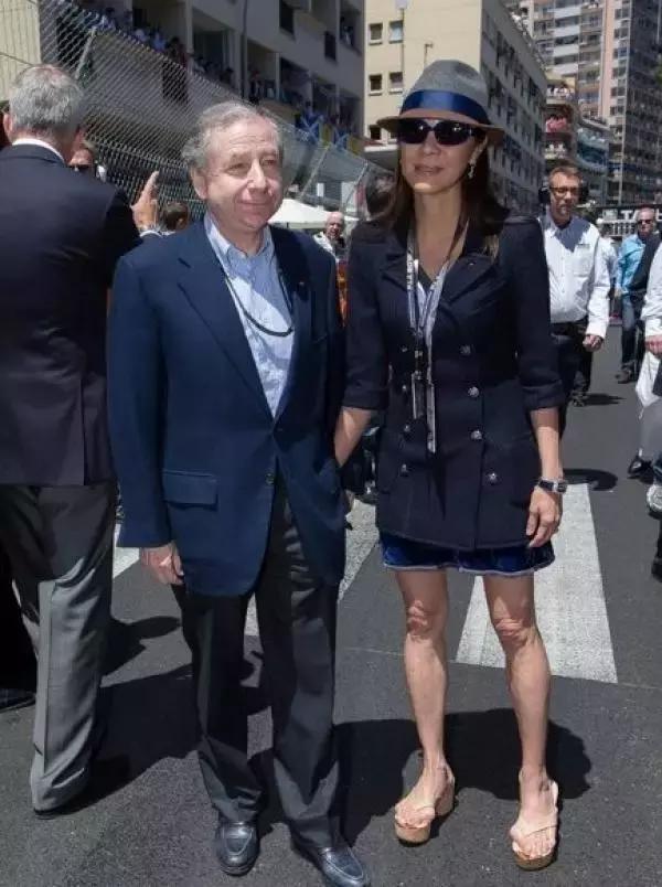 高跟鞋还是少穿吧，许多明星的高颜值，都毁在了一双脚上！