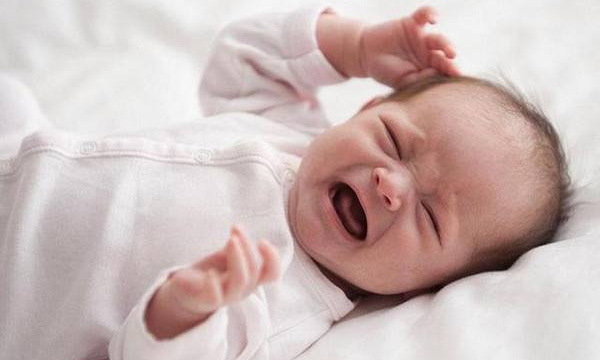 给宝宝洗澡时，不小心耳朵里进了水怎么办呢？