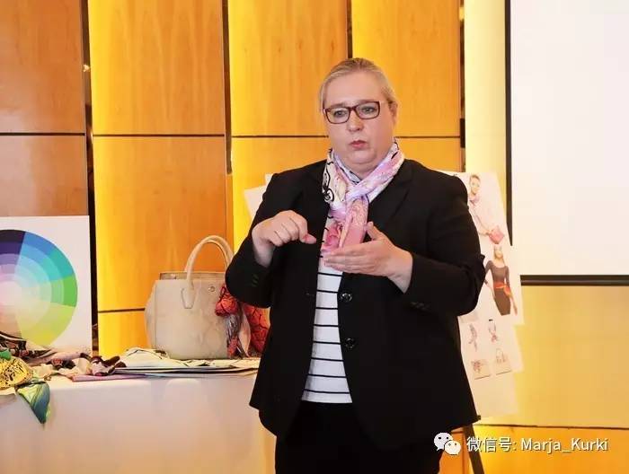 外交官夫人告诉你可以没有名牌包，但这个单品不能少！