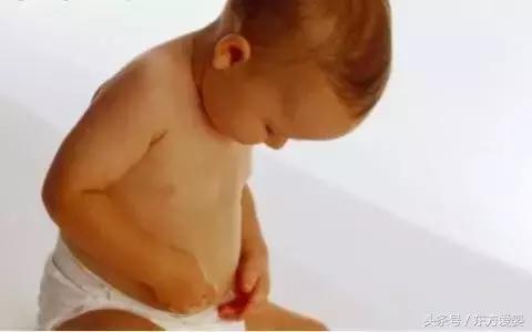 宝宝爱抠肚脐眼有点硬,宝宝老爱抠妈妈的肚脐