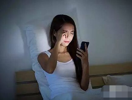 千万不要关灯玩手机后果相当严重,关灯后长时间玩手机会影响视力吗
