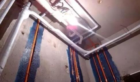 20年的房子卫生间漏水如何处理,20年以上的塑料水管漏水怎么办