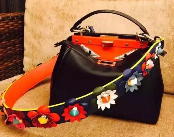 双肩包与斜背包哪种最实用,包治百病时尚百搭软包轻便不累肩