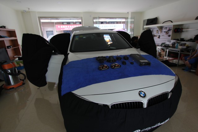 周口宝马x1音响改装案例,宝马原车音响可以改其他车吗