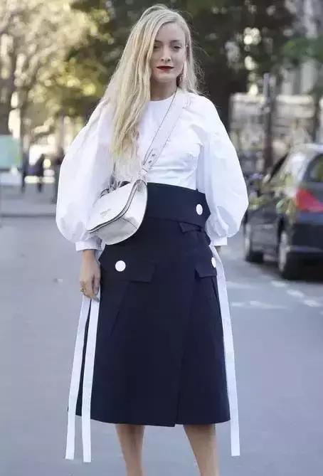 双肩包与斜背包哪种最实用,包治百病时尚百搭软包轻便不累肩