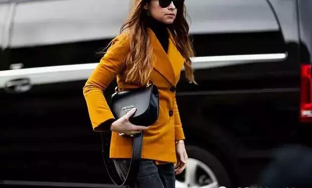 双肩包与斜背包哪种最实用,包治百病时尚百搭软包轻便不累肩