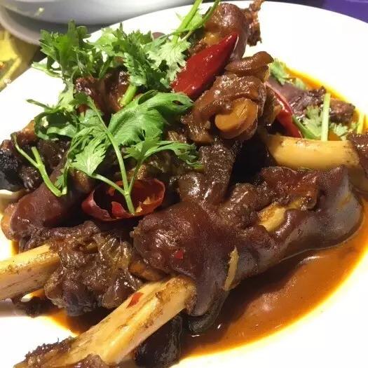 一天吃8顿算啥！回我老家青岛，带你吃上24小时！