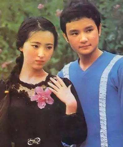 欧阳奋强抱女儿,红楼梦剧组再聚首欧阳奋强