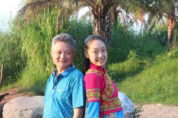 欧阳奋强抱女儿,红楼梦剧组再聚首欧阳奋强