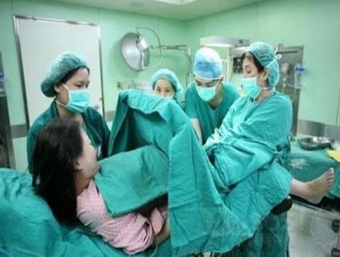 产妇痛到绝望丈夫却拒绝,产妇难产丈夫哭了