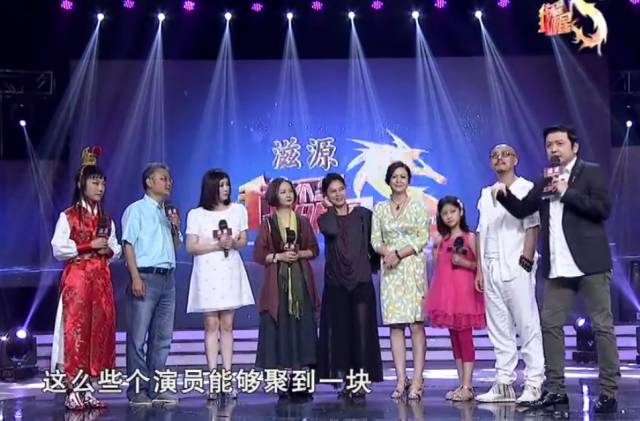 欧阳奋强抱女儿,红楼梦剧组再聚首欧阳奋强