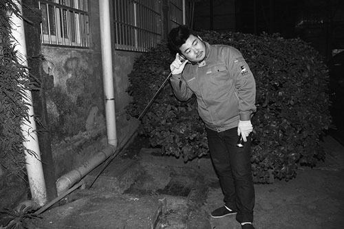 午夜听漏人上门，旧屋墙壁里渗出血来，险象环生