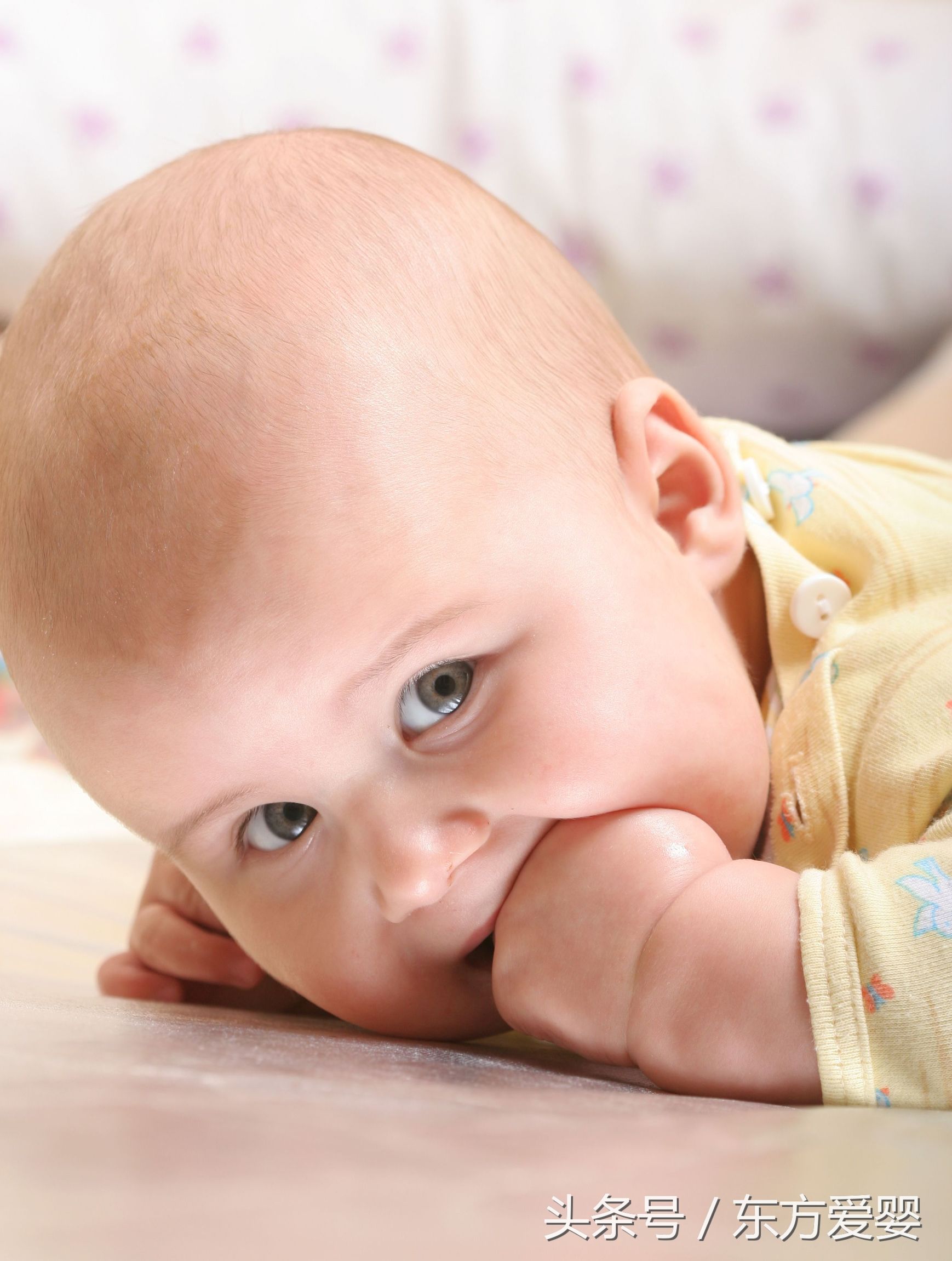宝宝爱抠肚脐眼有点硬,宝宝老爱抠妈妈的肚脐