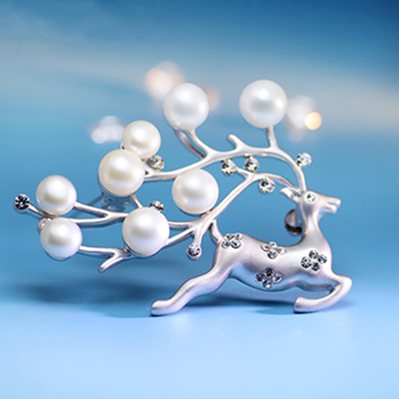 嘿，你的胸针闪到我了