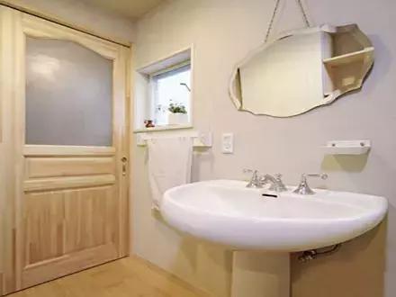 卫生间玻璃隔断平开门和推拉门,卫生间安装推拉门还要做挡水条吗