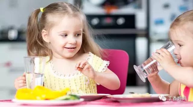 孩子发烧不爱喝水给他喝点什么,宝宝发烧喝水多不排尿