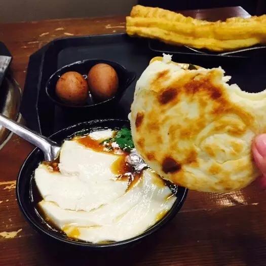 一天吃8顿算啥！回我老家青岛，带你吃上24小时！