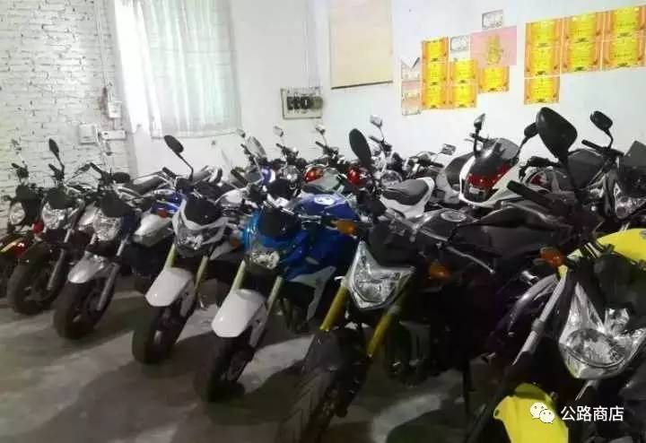 鏃ユ湰鍙戠敓杩囧灏戞鎾炴満浜嬫晠,鏃ユ湰杞︿竴鎾炲氨鎶ュ簾