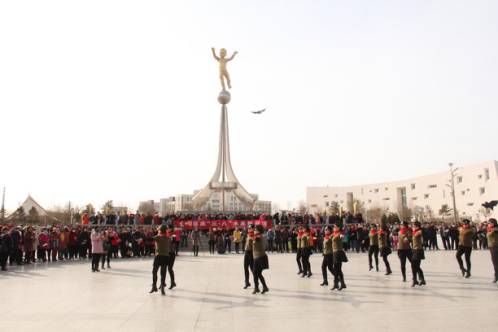 庆“三八”水兵舞展演，看“帅气”阿姨如何在广场圈粉！