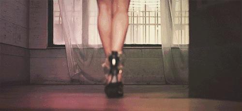 结婚当天婚鞋要穿一整天不能换,婚鞋穿过怎么处理