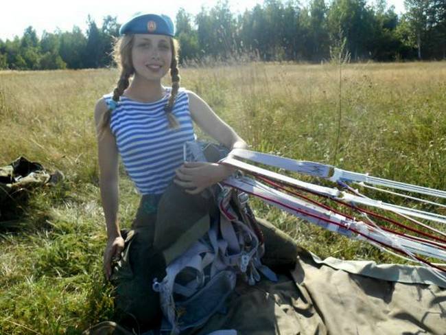 伞兵跳伞后直升机怎么处理,战争中伞兵着陆后降落伞怎么处理