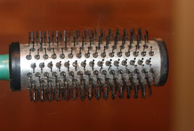 方便打理毛躁头发的梳子,梳子沾满头发