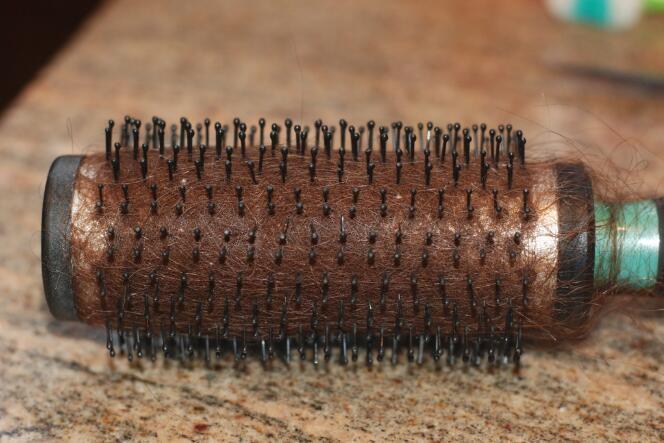 方便打理毛躁头发的梳子,梳子沾满头发