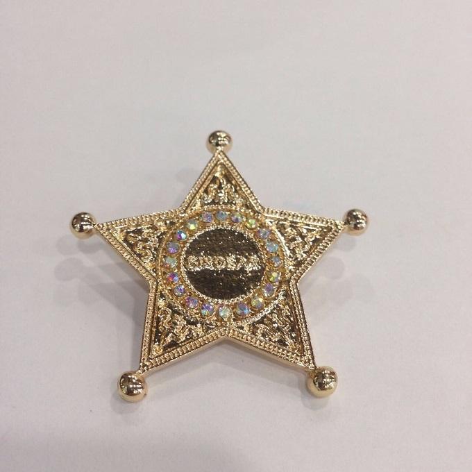 嘿，你的胸针闪到我了