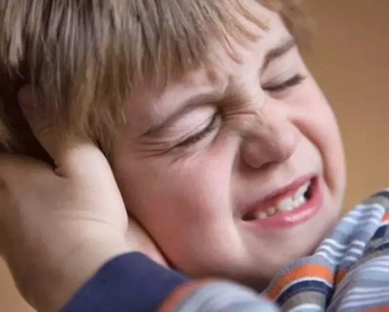 儿童突然耳朵痛肚子痛,吃饭左边耳疼痛是怎么治