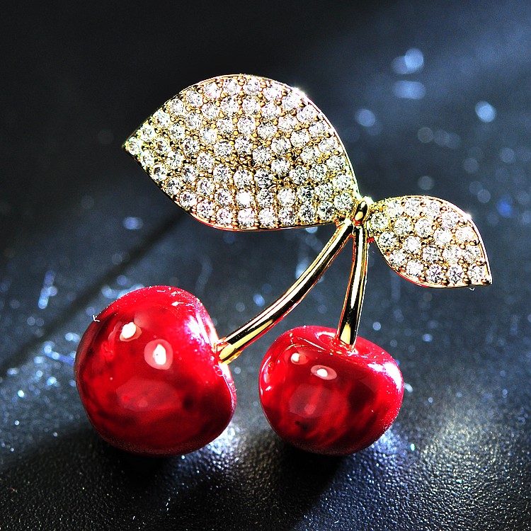 嘿，你的胸针闪到我了