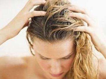 11岁男孩头皮屑多是什么原因,小女孩头皮屑多头痒是什么原因