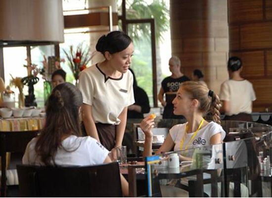 服务员不小心将汤汁洒到客人身上，要怎么样才能迅速补救？