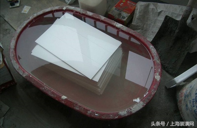 瓷砖怎么老有水渍,刚贴好的瓷砖泡水了怎么补救