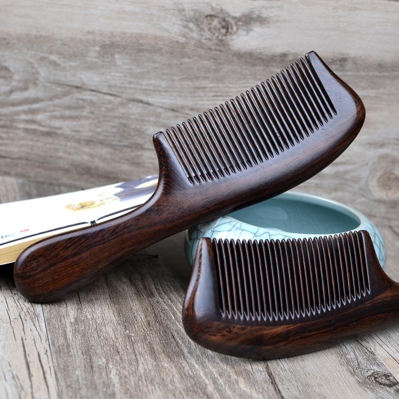 方便打理毛躁头发的梳子,梳子沾满头发