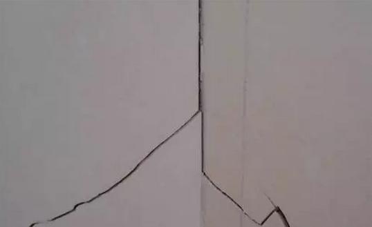 卫生间瓷砖脱落开裂,卫生间瓷砖破裂脱落怎么补救