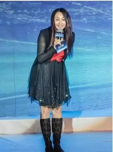 天啊，童年女神脸尖到不敢认，这是老了还是整容？