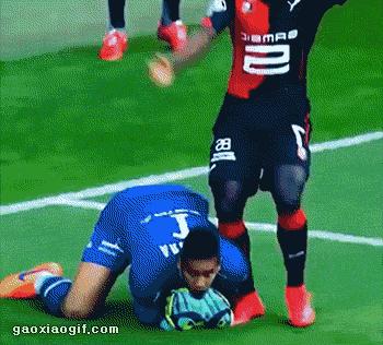 爆笑足球那些事原来门将是这样练习扑救的吃饭喝水着慎点
