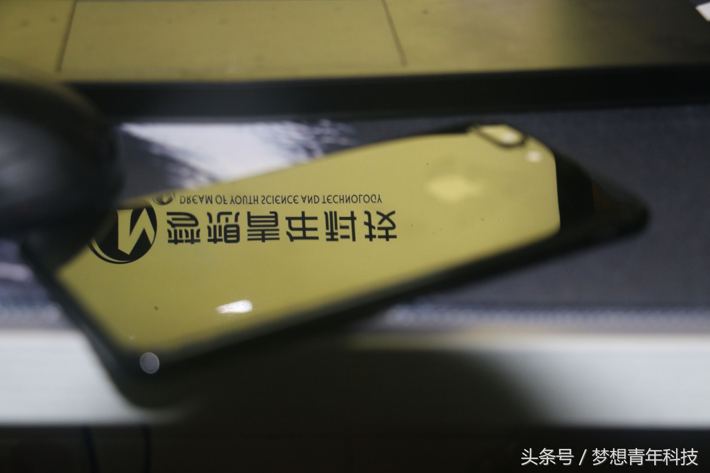 iphone7亮黑后背氧化,iphone7亮黑小斑点