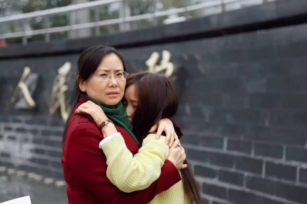 毁容女孩周岩做康复过程,毁容少女周岩4年半励志蜕变