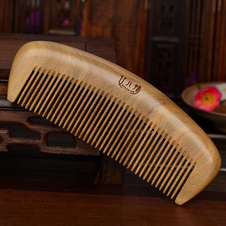 方便打理毛躁头发的梳子,梳子沾满头发